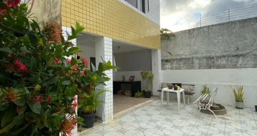 Casa duplex ampla, arejada, e super bem localizada no farol de itapuã!