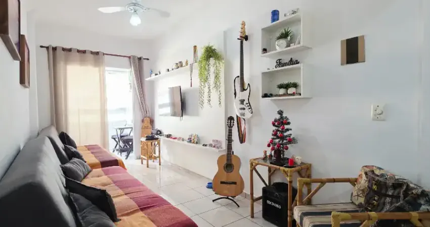 Apto com quintal privativo e sacada em prédio com piscina pertinho da praia