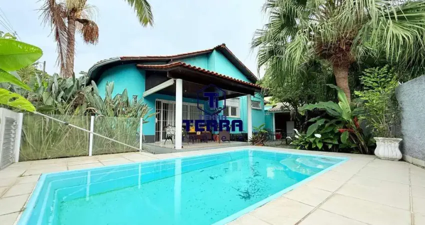 Excelente casa linear de condomínio com 4 quartos, área gourmet e piscina!