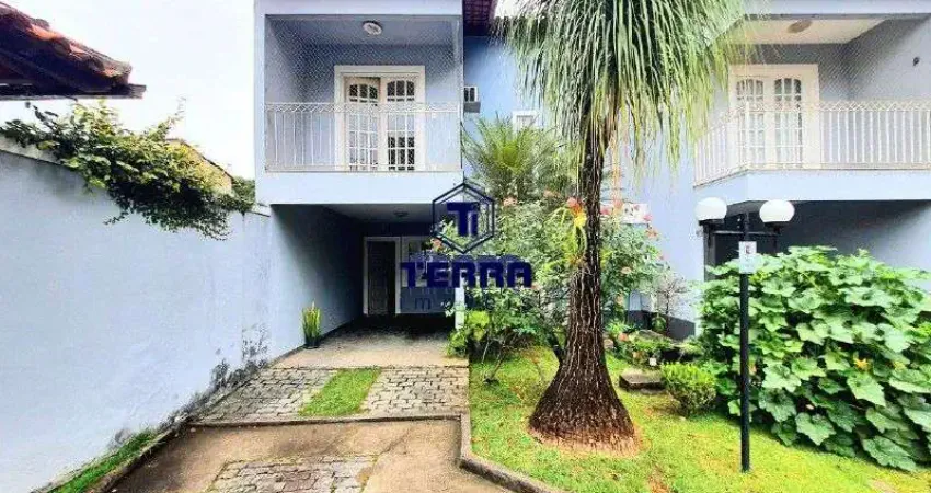 Casa duplex, dentro de condomínio, com excelente localização em maria paula