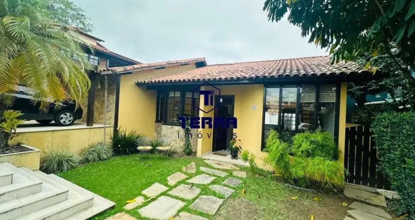 Linda casa com 3 quartos, uma suíte e amplo quintal com área de lazer completa.