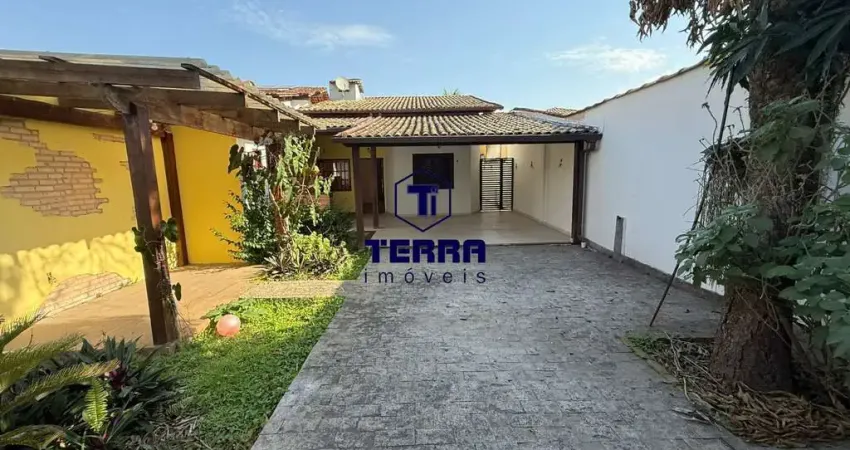 Casa linear em itaipu com 3 quartos sendo1 suíte, amplo quintal e área gourmet.