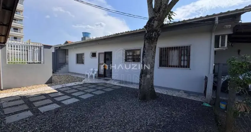 Casa no centro de navegantes a 160m da praia – terreno amplo e potencial de ampliação