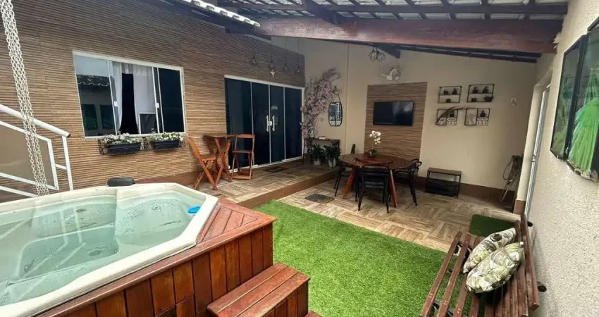 Excelente casa em condomínio bem moderna com 2 quartos e suíte com banheira