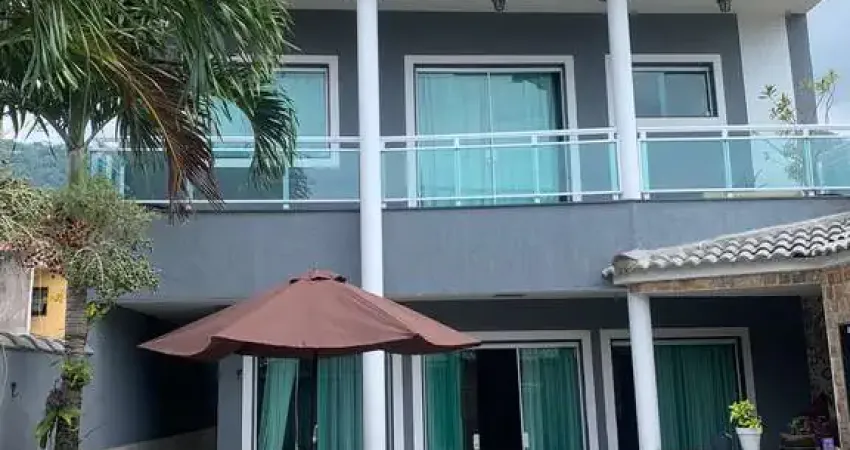 Casa triplex contemporânea de 3 quartos no condomínio murada, vargem pequena
