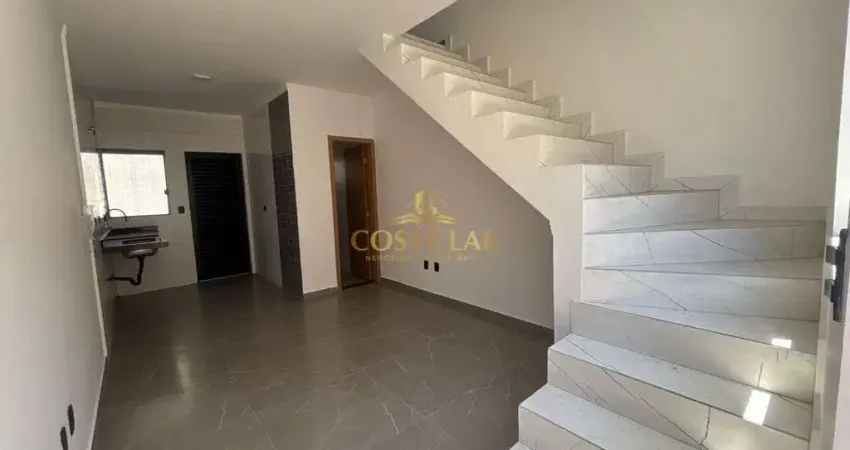 Casa sobreposta em condomínio fechado na vila mirim - praia grande, 2 quartos!