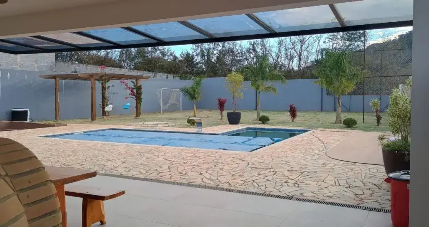 Linda chácata p/ locação anual ou venda  c/ 4 suítes, piscina e área gourmet.