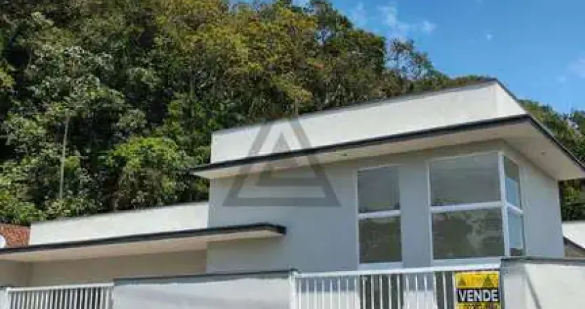 Casa de esquina,  com amplo espaço e ótimo padrão de acabamento!!!