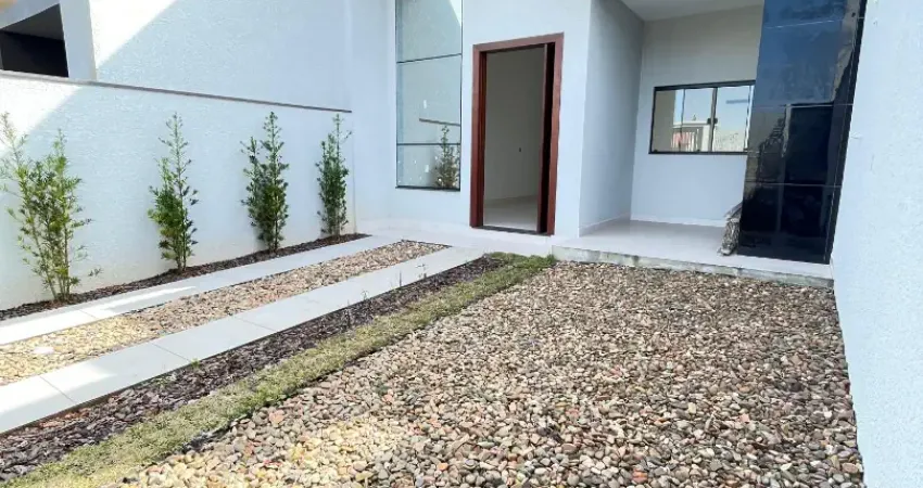 Geminado a 500 metros da praia do grant, com 03 dormitorios, espaço nos fundos.