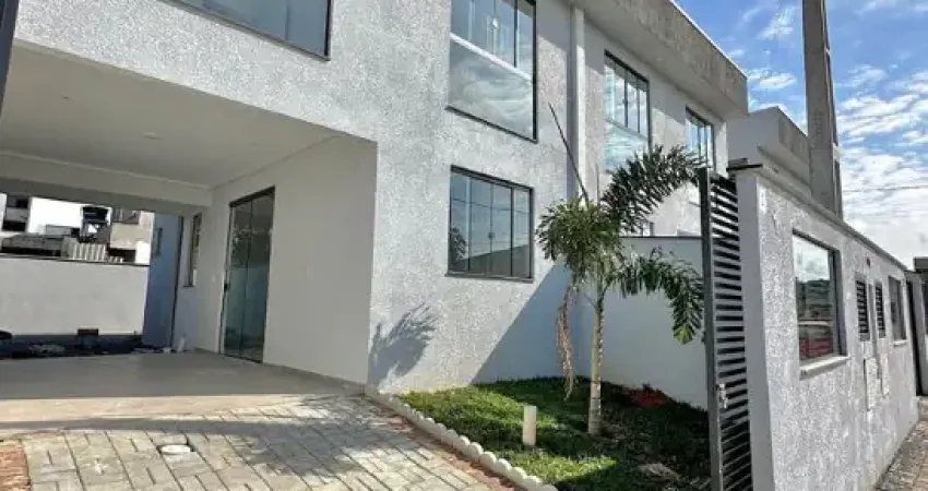 Lindo sobrado em penha/sc, três dormitorios, sendo uma suite, aceita financiamento bancario.