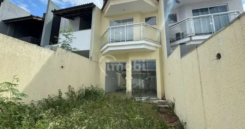 Casa 3 quartos, em condomínio fechado, 2 suítes e localização privilegiada!