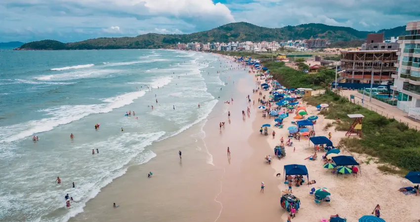 Apartamento mobiliado na Praia de Palmas, frente rua, Sacada ampla e vaga de garagem coberta