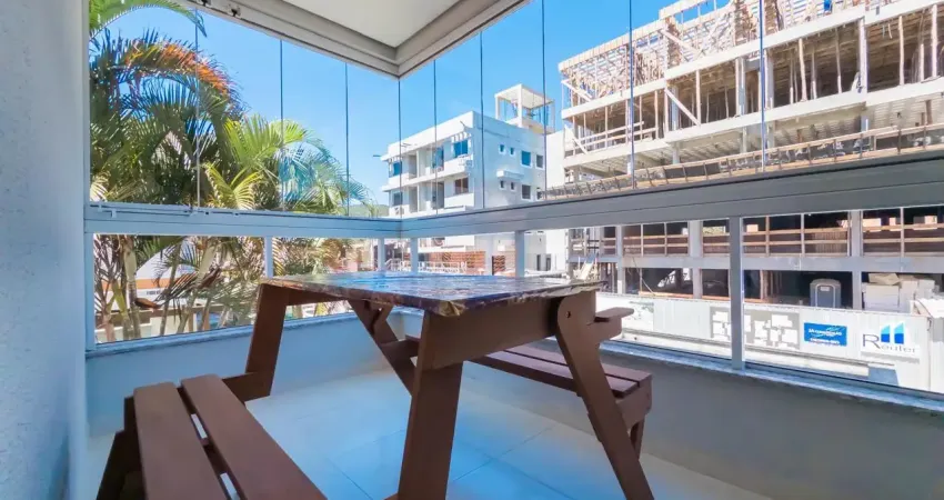 Apartamento mobiliado na praia de palmas, frente rua, sacada ampla e vaga de garagem coberta