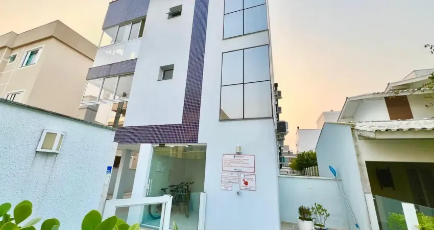 Um refúgio a 500 metros do mar, com 2 quartos, mobiliado, piscina e sacada com churrasqueira