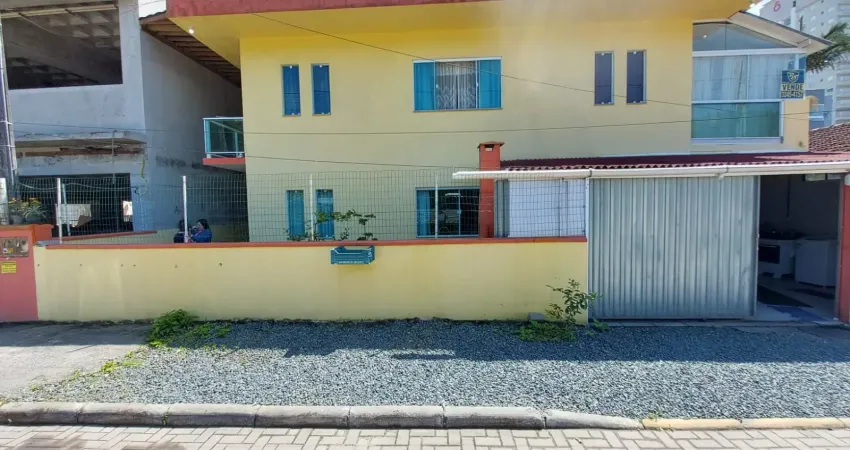 Lindo sobrado com 3 dormitorios, 1 suite, 2 banheeiro,sala ampla com dois ambiente, banheiros amplos, dois quartos com sacada, tem uma otima ventilação no imovel