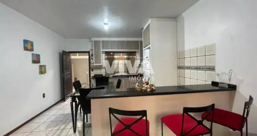 Linda casa com amplo espaço, semi- mobiliada, jardim na frente, espaço nos fundos e diferenciado.