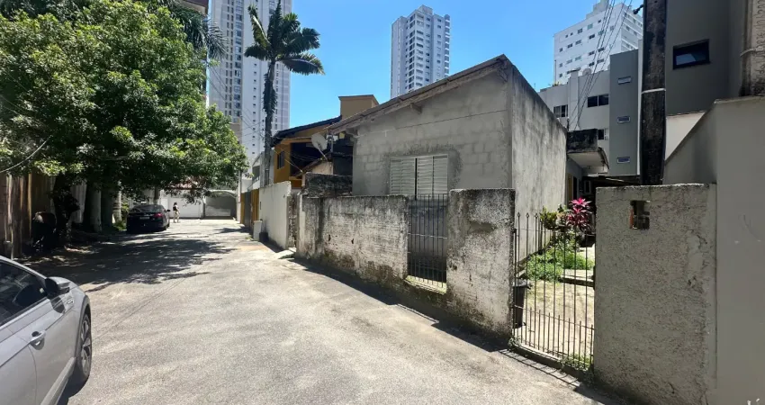 Terreno com 173 metros quadrados, 15,1 de frente, 10,3 fundos, 15,7 lateral,12,2 lateral