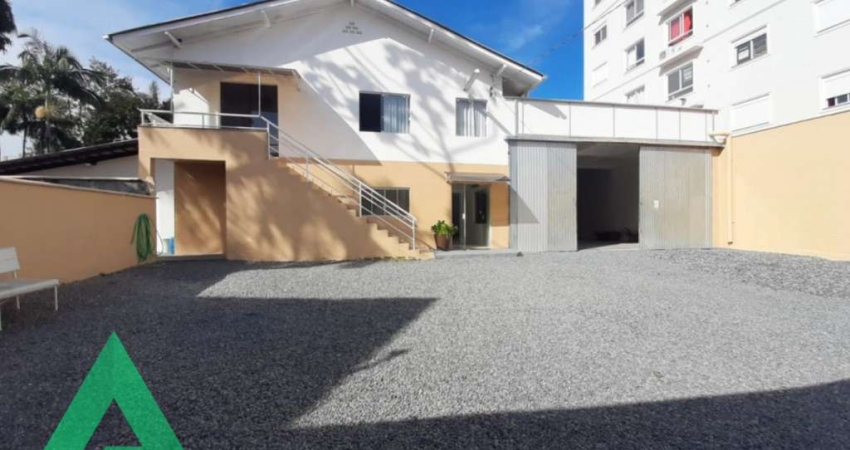 Casa com 2 quartos para alugar no Centro, Blumenau 