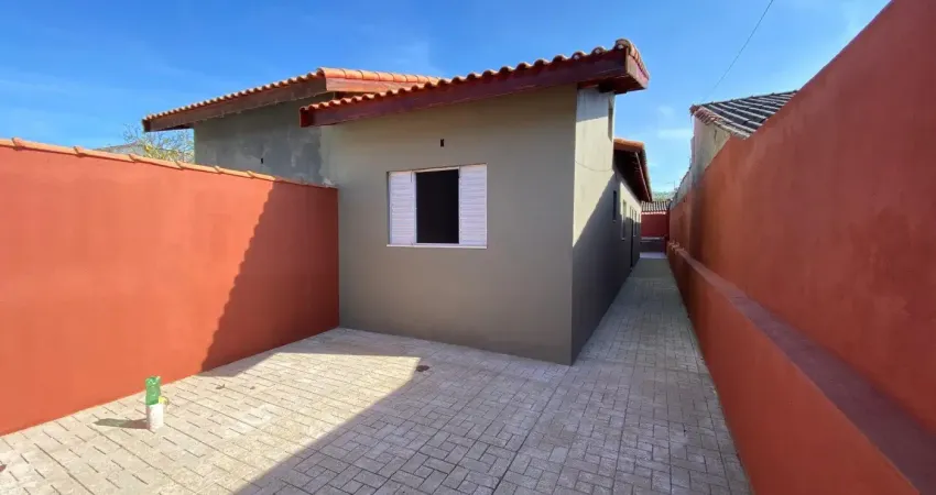 Linda casa com acabamento em porcelanato e com piscina no bairro jequitibá em itanhaém/sp