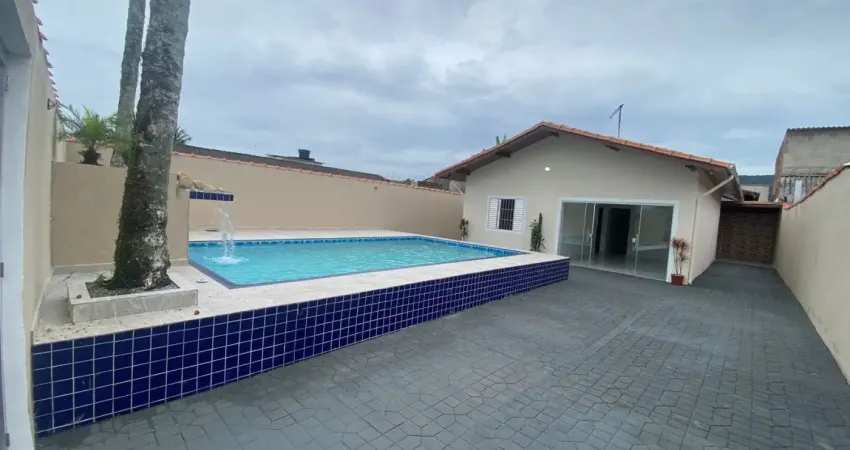 Linda casa com piscina e lote inteiro em itanhaém/sp, apenas  720 metros do mar
