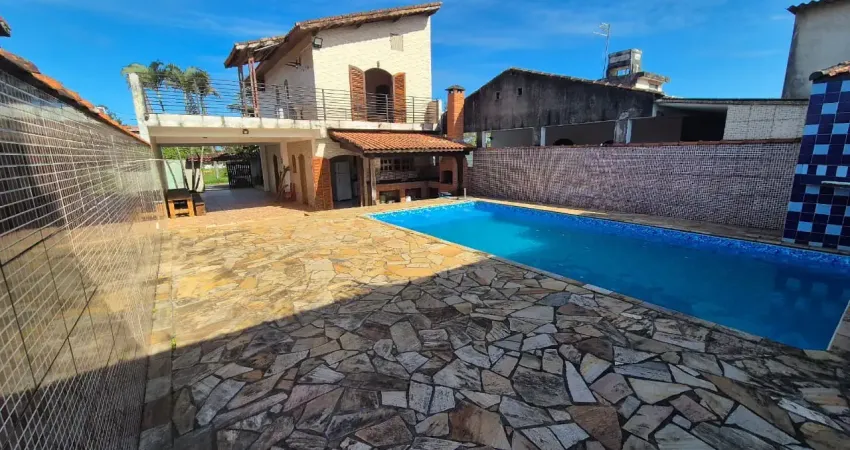 Sobrando com piscina a apenas 500 metros do mar em itanhaém/sp