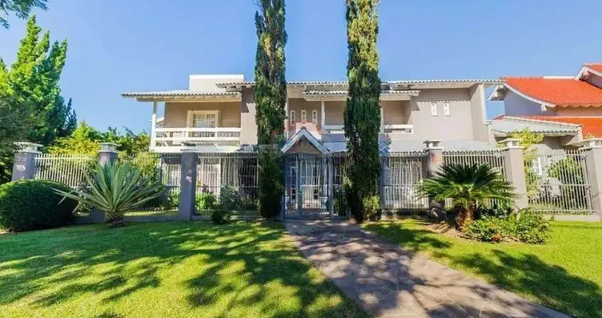 Casa de esquina com piscina e vista para praça – amplitude, charme e localização incomparável!