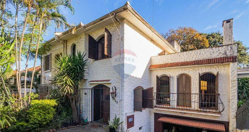 Otima casa para moradia, comercio, ou empresa, com dois pisos, vagas para 5 carros, amplo pátio excelente localização no bairro petrópolis .