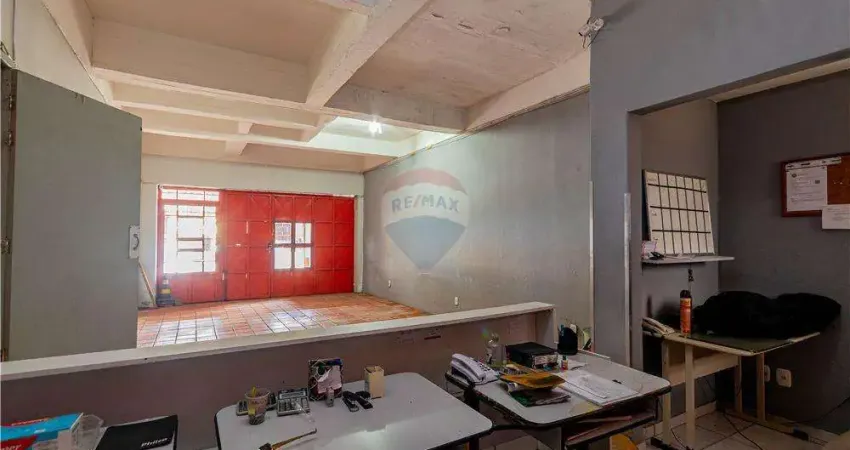 Prédio com 2 apartamentos de 2 quartos, mais loja térrea com salas de escritório e estacionamento para veículos.