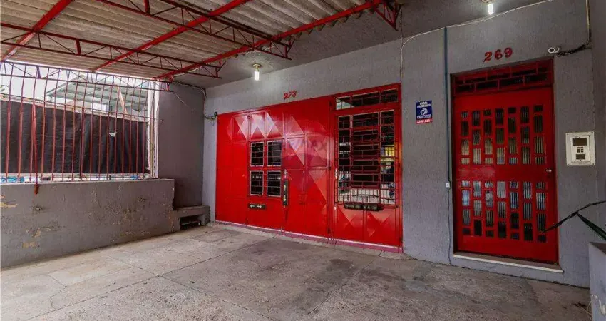 Prédio com 2 apartamentos de 2 quartos, mais loja térrea com salas de escritório e estacionamento para veículos.