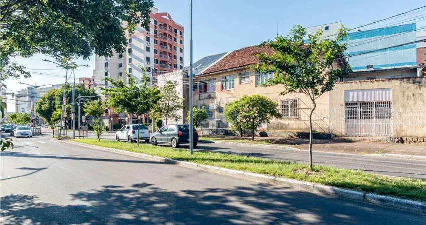 Prédio comercial, com 8 salas, 3 banheiros, 6 vagas de automóvel, em esquina