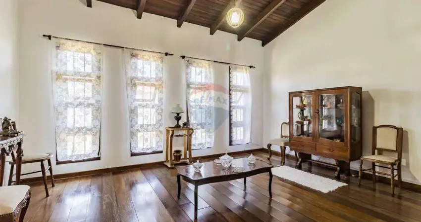 Linda casa 235m² estilo espanhol bairro guarujá  3 quartos, suíte 4 vagas para carro, piscina.