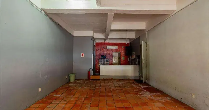 Prédio com 2 apartamentos de 2 quartos, mais loja térrea com salas de escritório e estacionamento para veículos.