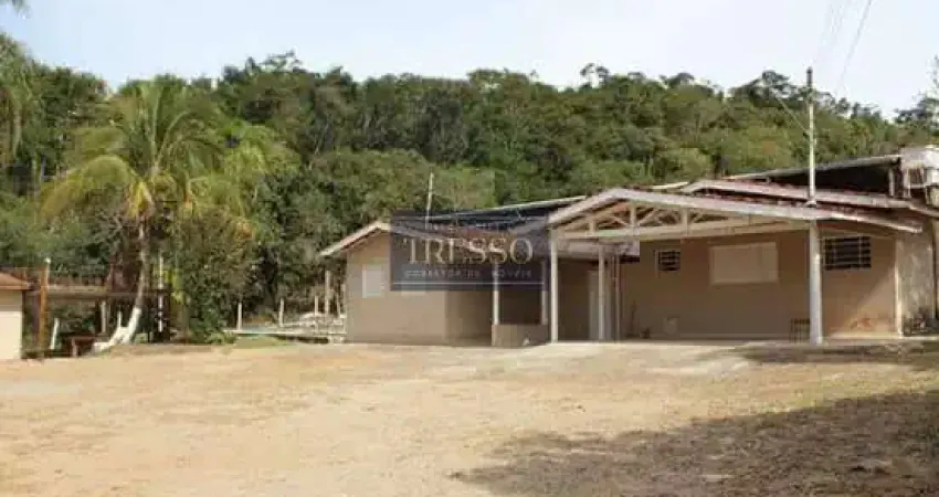 Chácara à venda com 3 casas e estrutura completa – porteira fechada!