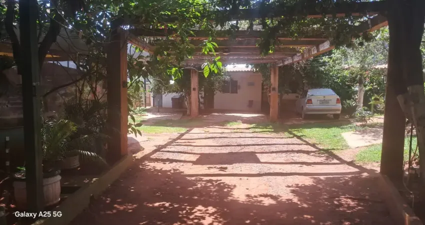 Kitinet tipo estudio, com cama de casal, cama de solteiro e guarda roupa (peça unica), mesa de cozinha, balcão banheiro, vaga para estacionamento, etc