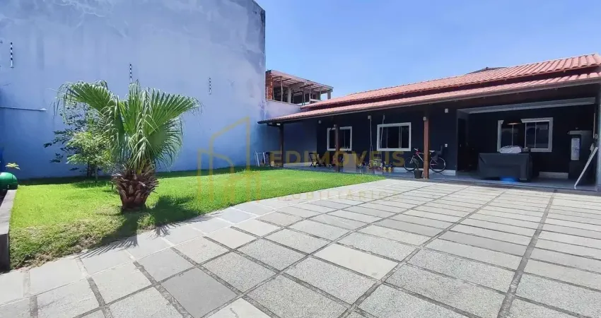 Casa espaçosa em portal de jacaraípe, perfeita para receber amigos!