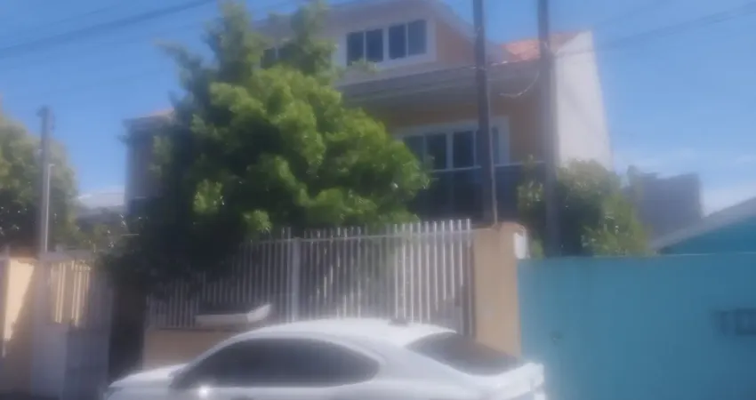 Casa com 3 quartos para alugar na Rua José Arcione Roberto Batista, 187, Uberaba, Curitiba