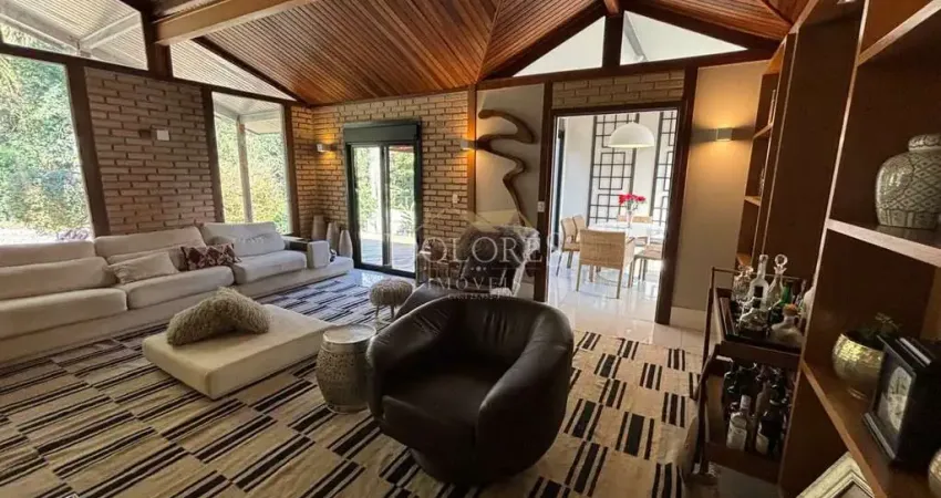 Bela casa térrea em dois lotes em localização privilegiada em rua sem saída e frente reserva em Aruã