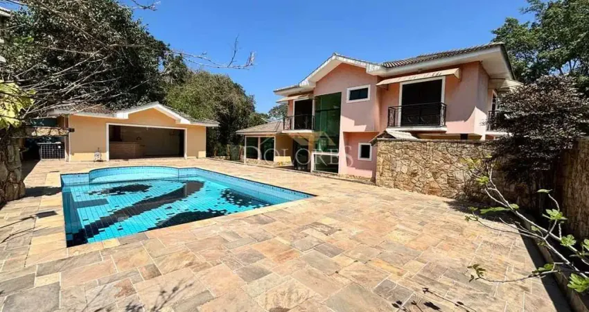 Mansão clássica de 500 m², fundo e lateral c/ área de reserva no condomínio arua em mogi das cruzes.