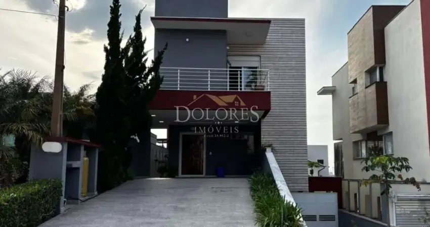 Sobrado à venda no aruã c/ elevador 4 dormitórios, aceita permuta no aruã e financiamento bancário.