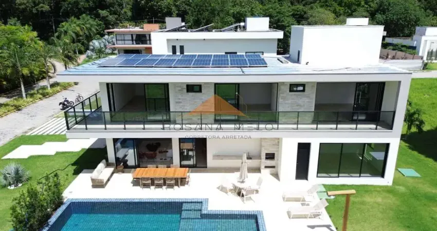 Belíssima casa em aldeias com 370m², 4 suítes, piscina privativa, espaço gourmet com churrasqueira e lavabo, 4 vagas de garagem