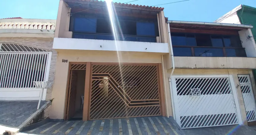Excelente sobrado com 3 quartos, 3 banheiros e 2 vagas de garagem à venda, 162 m²