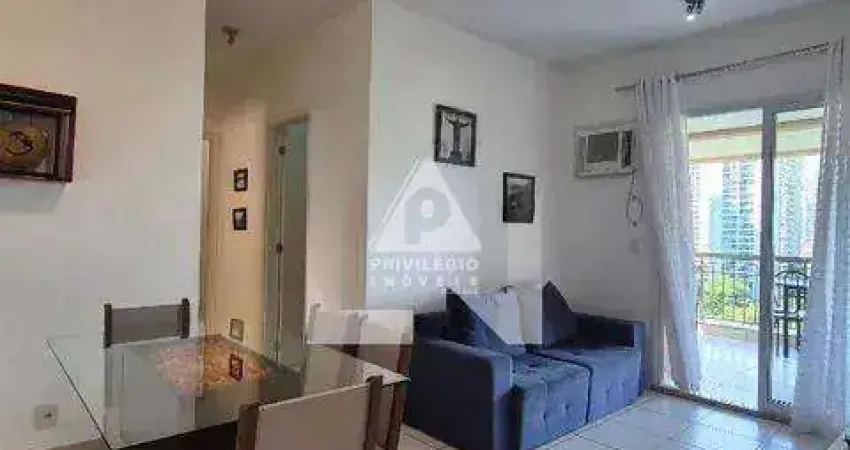 Apartamento à venda totalmente mobiliado com 2 quartos, sendo 1 suíte, e varanda com vista agradável.