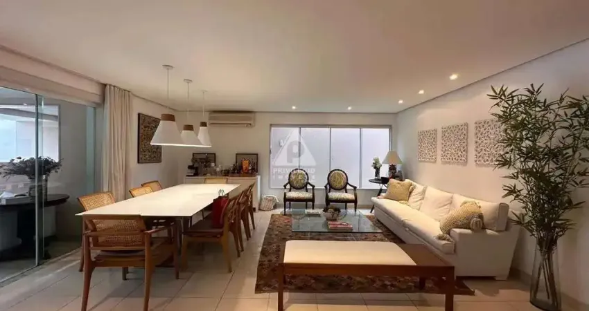 Casa de alto padrão com 4 suítes, piscina e lazer completo no condomínio santa marina