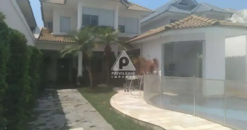 Excelente casa à venda no recreio dos bandeirantes 4 quartos, sendo 3 suítes, 354m² internos, 360m² de terreno