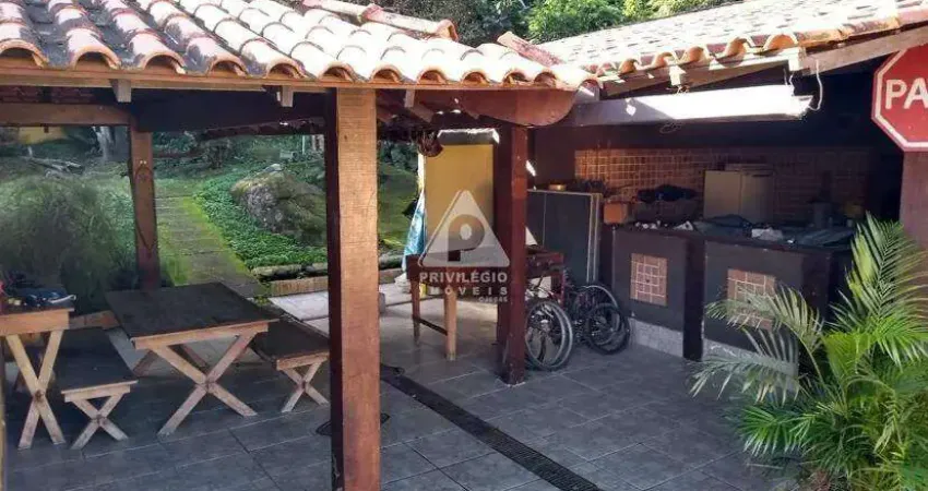 Casa espetacular com 3 suítes, lazer completo e natureza exuberante!