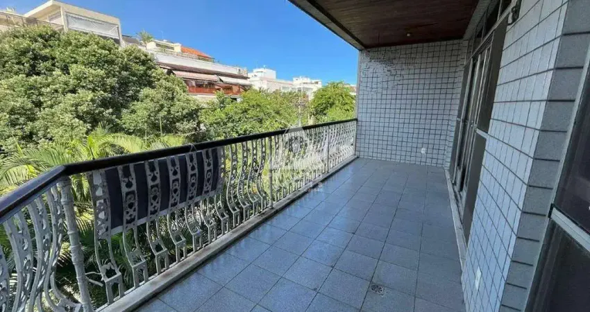 Apartamento de 130 m², com 2 quartos sendo 1 suíte, com vista livre da varanda.
