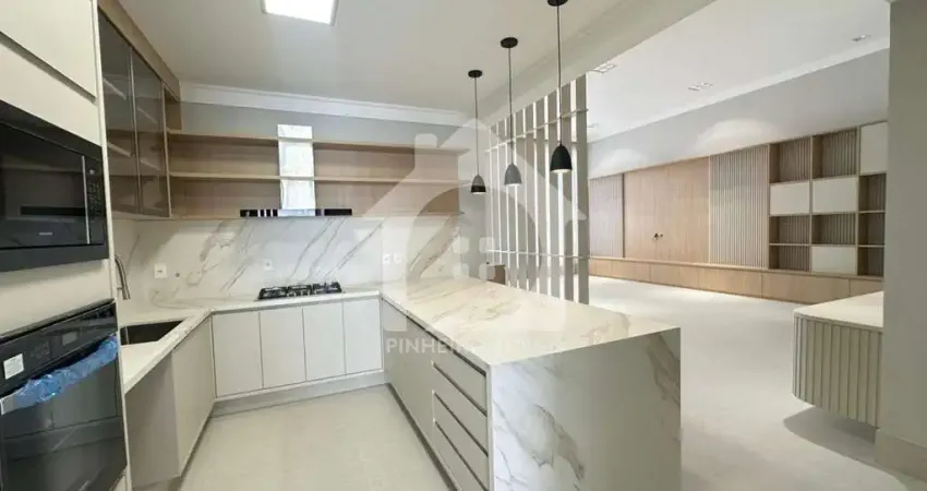 Casa térrea completa com 3 suítes e área gourmet integrada à piscina – condomínio fechado com lazer e segurança 24h