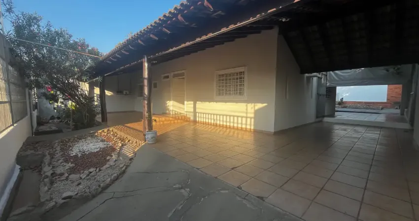 Locação: casa com 4/4 sendo 3 suítes com piscina e 800kwh de energia solar mensal