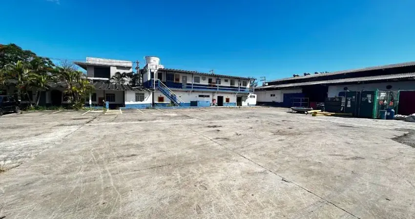 Galpão para locação no novo cavaleiros em macaé/rj, área 5.000m2, 3 galpões 400m2 cada e escritórios.