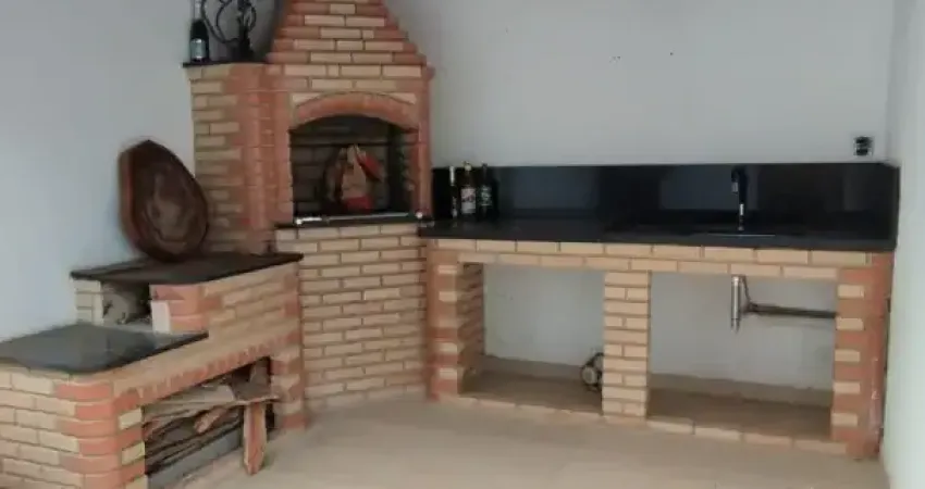 Casas para venda no verdes mares em macaé/rj, 02 quartos com suíte, 1 vaga, área gourmet.